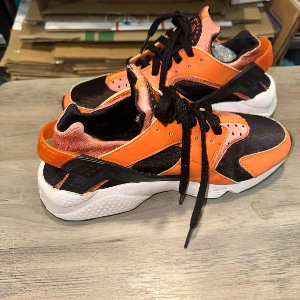 Huaraches Orange and Black Sneakers - Picture 4 of 7